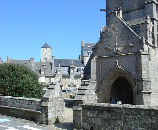 Roscoff in der Nord-Bretagne: Die Kirche "Notre-Dame-de-Kroaz-Baz" mit pr&auml;chtigen Granitstein-H&auml;usern.